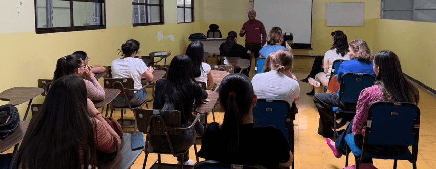Estudiantes de Psicología visitan el Hospital Dr. Roberto Chacón Paut